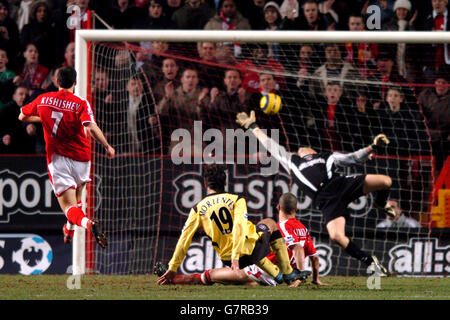 Fernando Morientes di Liverpool segna il loro primo gol contro Charlton Athletic Foto Stock