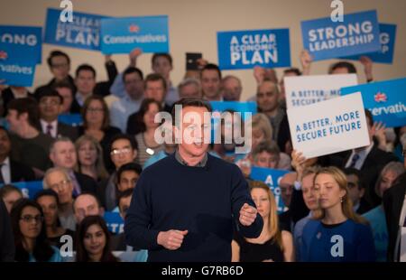 Il primo ministro David Cameron si rivolge ai sostenitori e incontra i membri del partito in occasione di una campagna elettorale presso il Dhamecha Lohana Centre di Harrow, a nord di Londra. Foto Stock