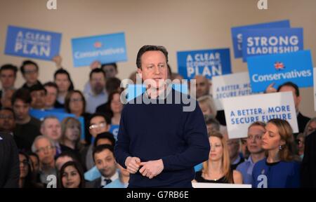 Il primo ministro David Cameron si rivolge ai sostenitori e incontra i membri del partito in occasione di una campagna elettorale presso il Dhamecha Lohana Centre di Harrow, a nord di Londra. Foto Stock