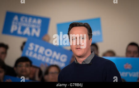 Il primo ministro David Cameron si rivolge ai sostenitori e incontra i membri del partito in occasione di una campagna elettorale presso il Dhamecha Lohana Centre di Harrow, a nord di Londra. Foto Stock