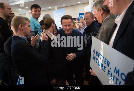 Il primo ministro David Cameron passa accanto ai membri del partito in occasione di un evento di campagna presso il Dhamecha Lohana Centre di Harrow, a nord di Londra. Foto Stock