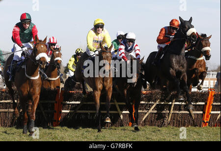 Come De Mee guidato da Sam Twiston-Davies (2° a destra) guidare il campo su un volo precoce prima di andare avanti per vincere il 14.00; la E.B.F. Gara di ostacoli handicap di William Hill Novices durante il William Hill Imperial Cup Day presso l'ippodromo di Sandown, Surrey. PREMERE ASSOCIAZIONE foto. Data immagine: Sabato 7 marzo 2015. Guarda la storia di PA CHE CORRE Sandown. Il credito fotografico dovrebbe essere: Julian Herbert/PA Wire Foto Stock