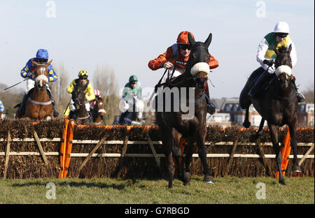 Horse Racing - William Hill Imperial Cup giorno - Sandown Racecourse Foto Stock