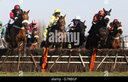 Horse Racing - William Hill Imperial Cup giorno - Sandown Racecourse Foto Stock