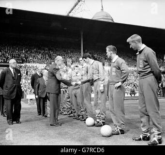 HRH il duca di Gloucester (l) scuote le mani con Derek Dougan di Blackburn Rovers (terza r) mentre viene presentato ai giocatori prima della partita dal capitano Rovers Ronnie Clayton (l, nascosto), guardato da Mick McGrath di Rovers (settima r), Matt Woods (sesta r), Bryan Douglas (quinta r), Louis Bimpson (Quarta r), Peter Dobing (seconda r), Ally MacLeod (r) Foto Stock