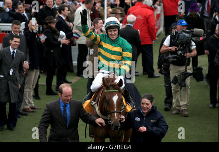 Tony McCoy celebra la vittoria del Ryanair Chase su Uxizandre, il giorno di San Patrizio durante il Cheltenham Festival all'ippodromo di Cheltenham. PREMERE ASSOCIAZIONE foto. Data immagine: Giovedì 12 marzo 2015. Guarda la storia della PA DI CHELTENHAM. L'immagine di credito dovrebbe essere: Nick Potts / PA filo. Foto Stock