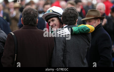 Tony McCoy celebra la vittoria del Ryanair Chase su Uxizandre, il giorno di San Patrizio durante il Cheltenham Festival all'ippodromo di Cheltenham. PREMERE ASSOCIAZIONE foto. Data immagine: Giovedì 12 marzo 2015. Guarda la storia della PA DI CHELTENHAM. Il credito immagine dovrebbe essere: David Davies/PA Wire. Foto Stock