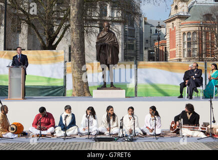 Il primo ministro David Cameron ha pronunciato un discorso durante la presentazione della statua di Mahatma Gandhi in Piazza del Parlamento, Londra. Foto Stock