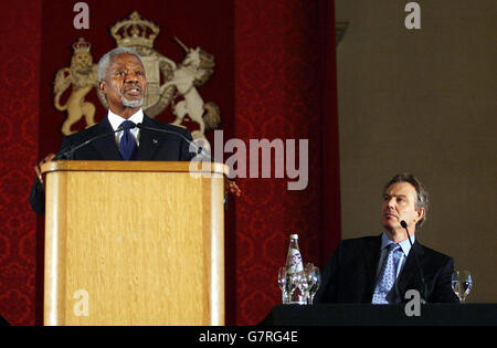 Il Segretario Generale delle Nazioni Unite Kofi Annan parla, mentre il primo Ministro britannico Tony Blair ascolta una conferenza di alto livello delle Nazioni Unite. Foto Stock