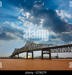 Louisiana Baton Rouge Horace Wilkinson Bridge Interstate i10 oltre il fiume Mississippi USA Foto Stock