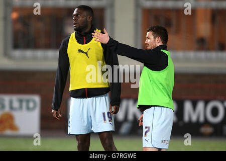 Frank Nouble di Coventry City (a sinistra) e John Fleck durante il riscaldamento Foto Stock