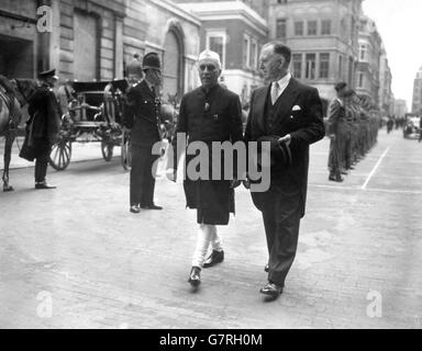 Pandit Jawaharlal Nehru, il primo ministro indiano, dopo aver ispezionato una guardia d'onore fornita dal Field Regiment del 290, RA, City of London TA, al suo arrivo a Guildhall per ricevere la libertà della città di Londra. Anche il primo ministro neozelandese Sidney George Holland ha ricevuto la libertà durante la cerimonia. I due premieri sono venuti a Londra per la conferenza dei primi Ministri del Commonwealth. Foto Stock