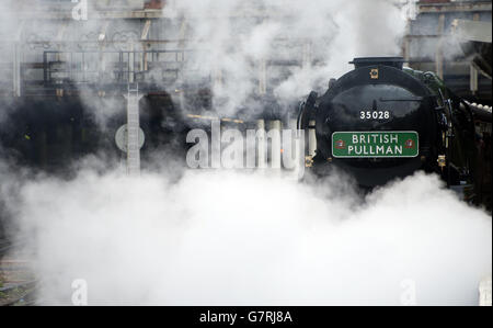 Il "Belmond British Pullman" di London Victoria AS Jim Clarke, 33, è il più giovane pilota di motori a vapore che si qualificherà sulla linea principale del Regno Unito in quasi mezzo secolo con il trasporto del treno. Foto Stock