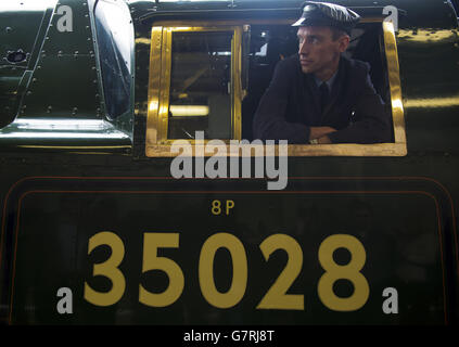 Jim Clarke, 33 anni, che diventerà il più giovane pilota di motori a vapore a qualificarsi nella linea principale del Regno Unito in quasi mezzo secolo con il trasporto del "Belmond British Pullman" da Londra Victoria. Foto Stock