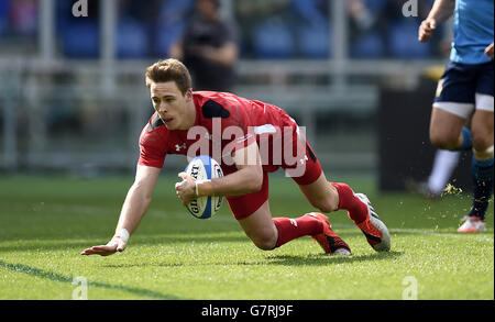 Il Wales' Liam Williams segna la seconda prova del suo fianco durante la partita RBS Six Nations 2015 allo Stadio Olimpico di Roma. Foto Stock