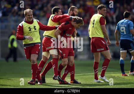 Liam Williams del Galles festeggia con i suoi compagni di squadra dopo aver ottenuto il secondo tentativo durante la partita RBS Six Nations del 2015 allo Stadio Olimpico di Roma. Foto Stock