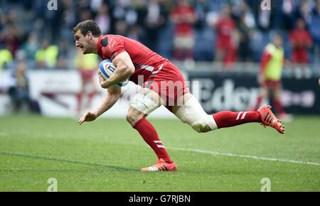 Rugby Union - 2015 RBS sei Nazioni - Italia / Galles - Stadio Olimpico. Sam Warburton del Galles corre per fare una prova durante la partita RBS Six Nations del 2015 allo Stadio Olimpico di Roma. Foto Stock