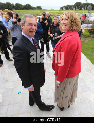 Il leader dell'UKIP Nigel Farage con Harriet Yeo, che è stato nominato oggi come il nuovo candidato alle elezioni generali dell'UKIP Folkestone e Hythe dopo l'espulsione di Janice Atkinson su accuse di un'accusa di spese gonfiate durante una conferenza stampa a Folkestone, Kent. Foto Stock