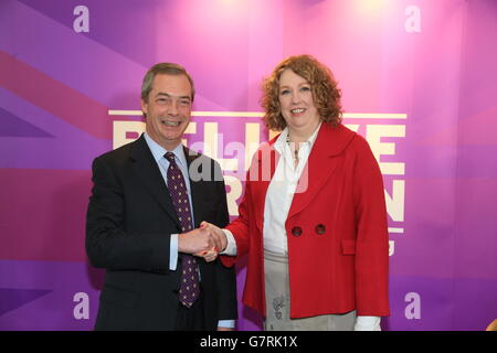 Il leader dell'UKIP Nigel Farage con Harriet Yeo, che è stato nominato oggi come il nuovo candidato alle elezioni generali dell'UKIP Folkestone e Hythe dopo l'espulsione di Janice Atkinson su accuse di un'accusa di spese gonfiate durante una conferenza stampa a Folkestone, Kent. Foto Stock