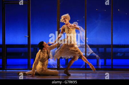 Javier Torres e Dreda Blow eseguono il 'Heavenly Space Pas de Deux' della produzione del Northern Ballet del Great Gatsby durante una prova tecnica al Sadlers Wells Theatre di Londra. Foto Stock