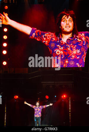 Noel Fielding si esibisce presso la Royal Albert Hall di Londra, in aiuto del Teenage Cancer Trust. Foto Stock