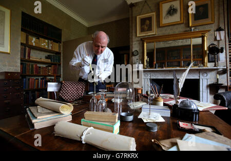 Phil Cole of English Heritage pulisce delicatamente gli oggetti e i manufatti nello studio dello scienziato Charles Darwin a Down House in Kent, la sua casa per 40 anni fino alla sua morte nel 1882 come patrimonio inglese prepararsi per l'apertura annuale delle loro proprietà in tutto il paese. Foto Stock