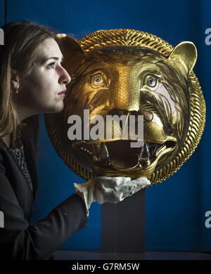 Curatore della mostra Lauren Porter con la testa di una tigre d'oro che faceva parte del trono di Tipu Sultan (1750-99), governatore di Mysore, India, che fa parte della mostra d'oro alla Galleria della Regina al Palazzo di Holyroodhouse a Edimburgo. Foto Stock