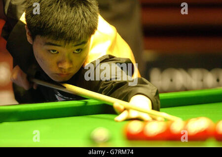 Snooker - i maestri 2005 - Secondo round - Ken Doherty v Ding Junhui - Wembley Conference Centre Foto Stock