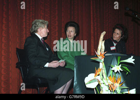 La principessa Anne (centro) parla con la presidente della WRVS Mary Corsar (l) durante la conferenza nazionale del gruppo tenutasi all'Università di Nottingham. Foto Stock