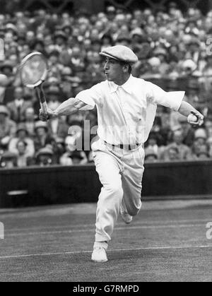 Tennis - 1928 campionati di Wimbledon - Uomini Singoli - Quarti di Finale - Rene Lacoste v Umberto De Morpurgo - Tutti England Lawn... Foto Stock