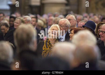 Dame Judi Dench (centro) si trova di fronte a Sir Michael Caine presso l'Abbazia di Westminster a Londra per il servizio memoriale di Lord Richard Attendborough, morto l'anno scorso. Foto Stock