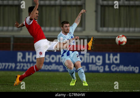 John Fleck di Coventry City (a destra) riesce a ottenere la palla Supera Josh Morris di Fleetwood Town Foto Stock