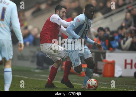 Calcio - Sky Bet League One - Fleetwood Town / Coventry City - Highbury Stadium. Frank Nouble di Coventry City supera Stephen Schumacher di Fleetwood Town (a sinistra) Foto Stock