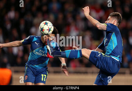 Alexis Sanchez di Arsenal (a sinistra) ottiene una scarpa in faccia da Olivier Giroud di Arsenal (a destra) mentre vanno della stessa palla. Foto Stock