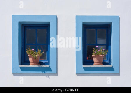 Finestre con vasi di fiori, Mandrachi, Nissiros (Nissiros), del Dodecaneso, Egeo Meridionale Regione, Grecia Foto Stock
