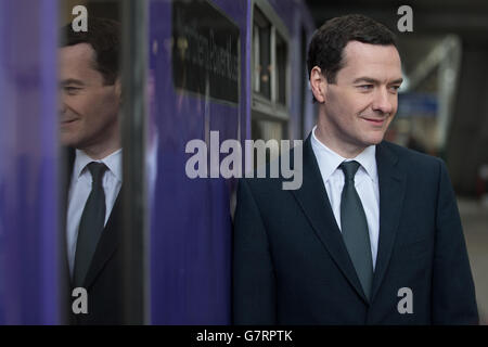 Il Cancelliere dello scacchiere George Osborne partecipa alla cerimonia di nomina di un treno elettrico di Classe 319 ristrutturato alla stazione ferroviaria di Manchester Piccadilly. Foto Stock