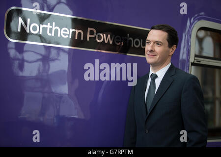 Il Cancelliere dello scacchiere George Osborne partecipa alla cerimonia di nomina di un treno elettrico di Classe 319 ristrutturato alla stazione ferroviaria di Manchester Piccadilly. Foto Stock