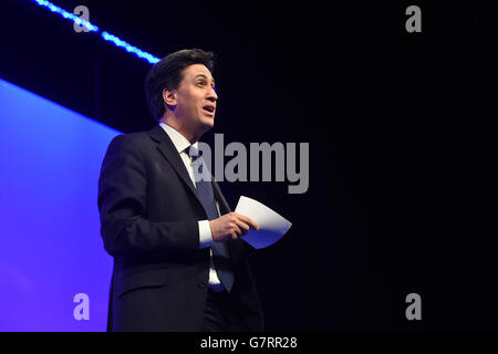 Il leader del lavoro ed Miliband parla durante la conferenza annuale della Federazione delle piccole imprese (FSB) presso la ICC di Birmingham. Foto Stock