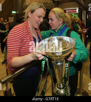 Niamh Briggs, il capitano irlandese di rugby delle donne, celebra con la sua amica d'infanzia, Edel Fitzsimons (a sinistra), quando la squadra arriva all'aeroporto di Dublino dopo aver vinto il trofeo Six Nations in una vittoria del 73-3 sulla Scozia a Glasgow. Foto Stock