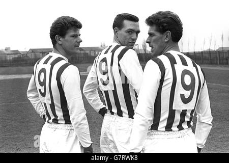 Calcio - Football League Division uno - West Bromwich Albion Photocall - The Hawthorns. I tre No 9 attaccanti di West Bromwich Albion, che stanno gareggiando per un primo posto di squadra sono (l-r) John Kaye, Jeff Astle e Ray Crawford. Foto Stock