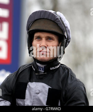 Jockey Richard Johnson durante la Betfred Midlands Grand National Day all'ippodromo di Uttoxeter. PREMERE ASSOCIAZIONE foto. Data foto: Sabato 14 marzo 2015. Vedi PA Story RACING Uttoxeter. Il credito fotografico deve essere: Simon Cooper/filo PA. Foto Stock