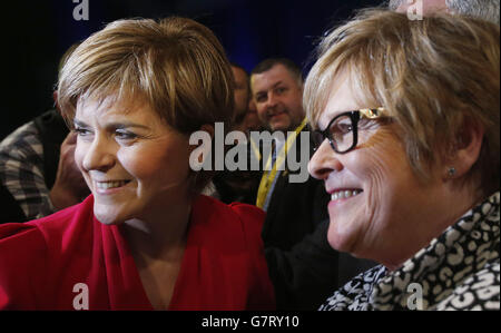 Il primo Ministro Nicola Sturgeon con sua madre Joan Sturgeon dopo aver affrontato la conferenza SNP al SECC di Glasgow. Foto Stock