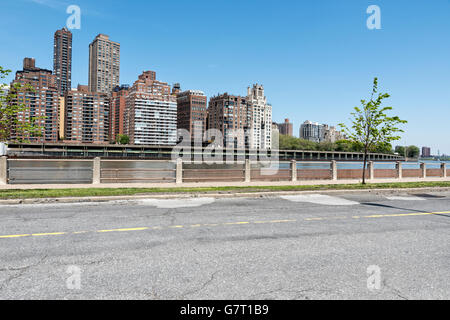 Guardando il lato est superiore dello Skyline di Manhattan da Roosevelt Island, Nww York City, Stati Uniti d'America. Foto Stock