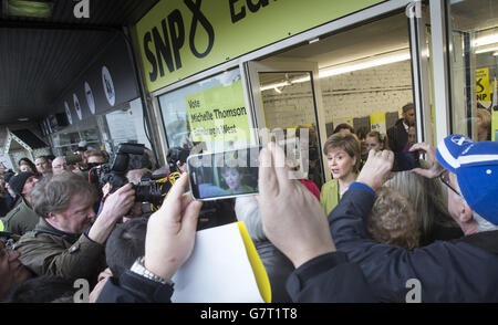 Il primo ministro Nicola Sturgeon descrive come il piano anti-austerità della SNP stimolerà l'NHS della Scozia mentre si trova sulla pista di Edimburgo. Foto Stock