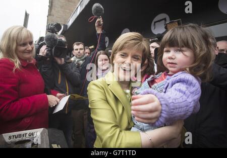 Il primo ministro Nicola Sturgeon incontra una giovane ragazza (nome non noto) sulla campagna elettorale di Edimburgo, come illustra come il piano anti-austerità della SNP stimolerà il NHS della Scozia mentre. Foto Stock