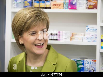 Il primo ministro Nicola Sturgeon illustra come il piano anti-austerità della SNP stimolerà l'NHS scozzese durante una visita alla Corstorphine Pharmacy di Edimburgo. Foto Stock