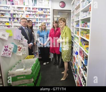 Il primo ministro Nicola Sturgeon illustra come il piano anti-austerità della SNP stimolerà l'NHS scozzese durante una visita alla Corstorphine Pharmacy di Edimburgo. Foto Stock