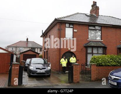 I REDATTORI NOTANO LE TARGHE E IL NUMERO DELLA CASA PIXELATED DA PA PICTURE DESK polizia al di fuori della casa del consigliere del lavoro Shakil Ahmed il cui figlio è uno dei nove britannici detenuti in Turchia per sospetto di cercare di attraversare il confine con la Siria. Foto Stock