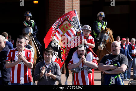 Calcio - Barclays Premier League - Sunderland / Newcastle United - Stadio della luce. I tifosi di Sunderland si acclamano fuori dallo stadio prima della partita della Barclays Premier League allo Stadium of Light di Sunderland. Foto Stock