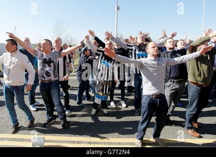 Calcio - Barclays Premier League - Sunderland / Newcastle United - Stadio della luce. I tifosi di Newcastle arrivano prima della partita della Barclays Premier League allo Stadium of Light di Sunderland. Foto Stock